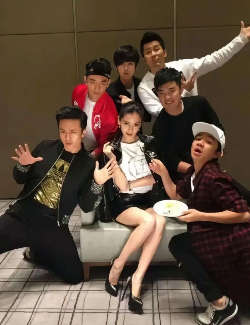 哇哦，这张照片中的杨颖才是被众星捧月哈！画面中的杨颖真是神清骨秀，莹洁如玉，