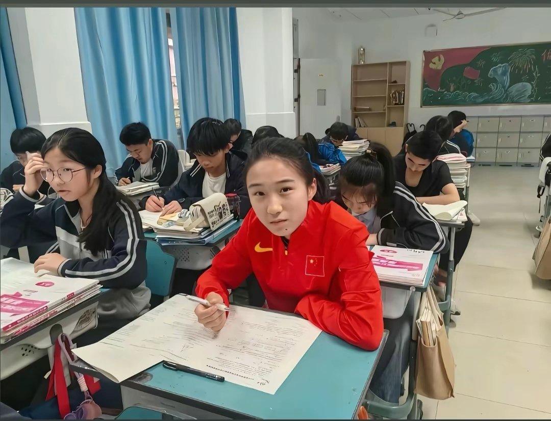 “小孩姐”陈妤颉又要乖乖回教室了，浙江宁波效实中学。跟赛道上的画风，确实完全