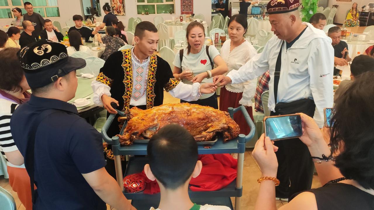 新疆跟团游的团餐，哇塞全国各个地区的跟团游，哪里的团餐最好吃？我正在新疆旅游，