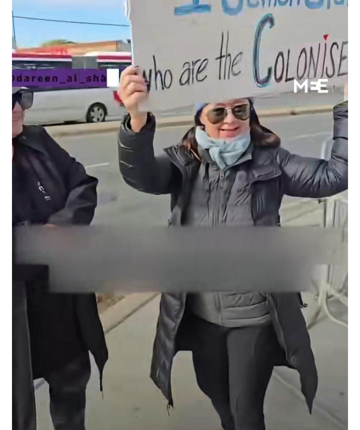 在加拿大多伦多市，一名亲以色列的老妇女（身穿“犹太保卫联盟”的服装）试图使用化学