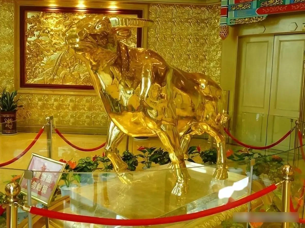 华西村当年斥巨资打造的那一吨重金牛，当初被不少人嘲讽是炫富的面子工程，谁也没料到