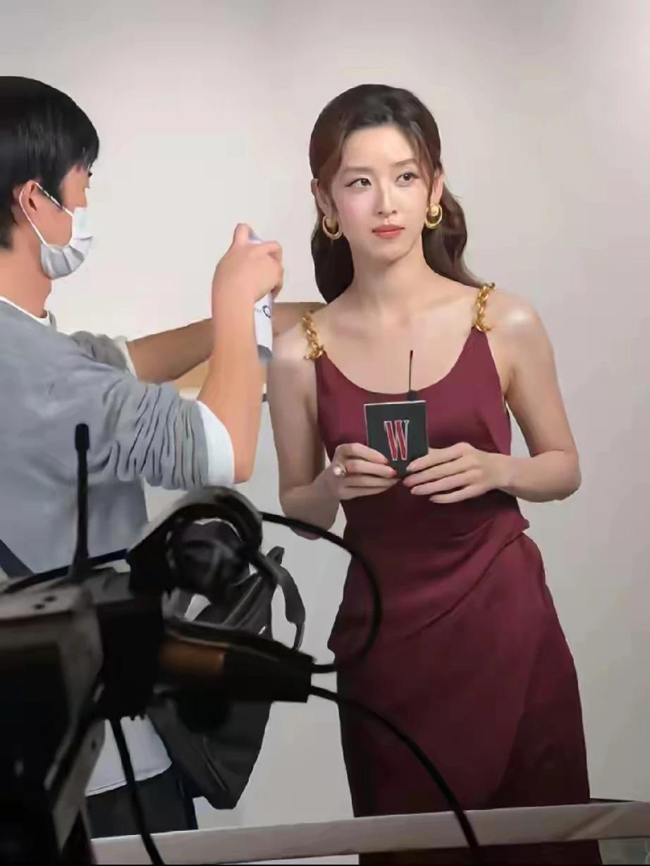 看到这个图片我真的是愣了一下。都不敢相信自己眼睛看到的，这是章泽天。难道大家