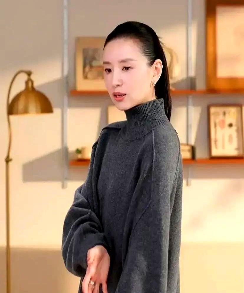 董洁这头贴头皮盘发直接把我焊在屏幕前！现在网上吵翻了，有人说她这“清冷感”是