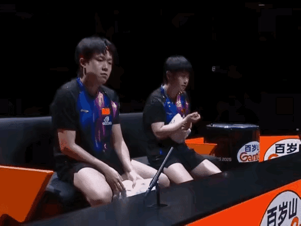 两个人，两副球拍，坐在那里一句话也不说。也不商量战术，然后就这么默契的3:0赢了