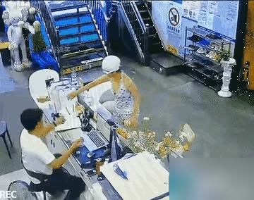 游泳馆里，一位女子收拾妥全部随身物件后，便进到馆内准备游泳，没成想她稀里糊涂地误