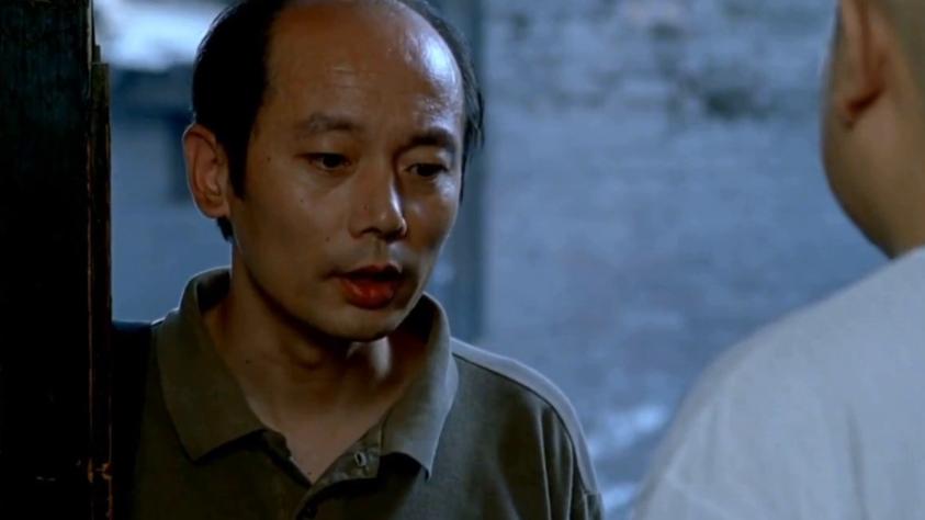 1990年，葛优拍戏拿到片酬上交，妻子贺聪二话不说就在北京买了4套房，葛优连连摇