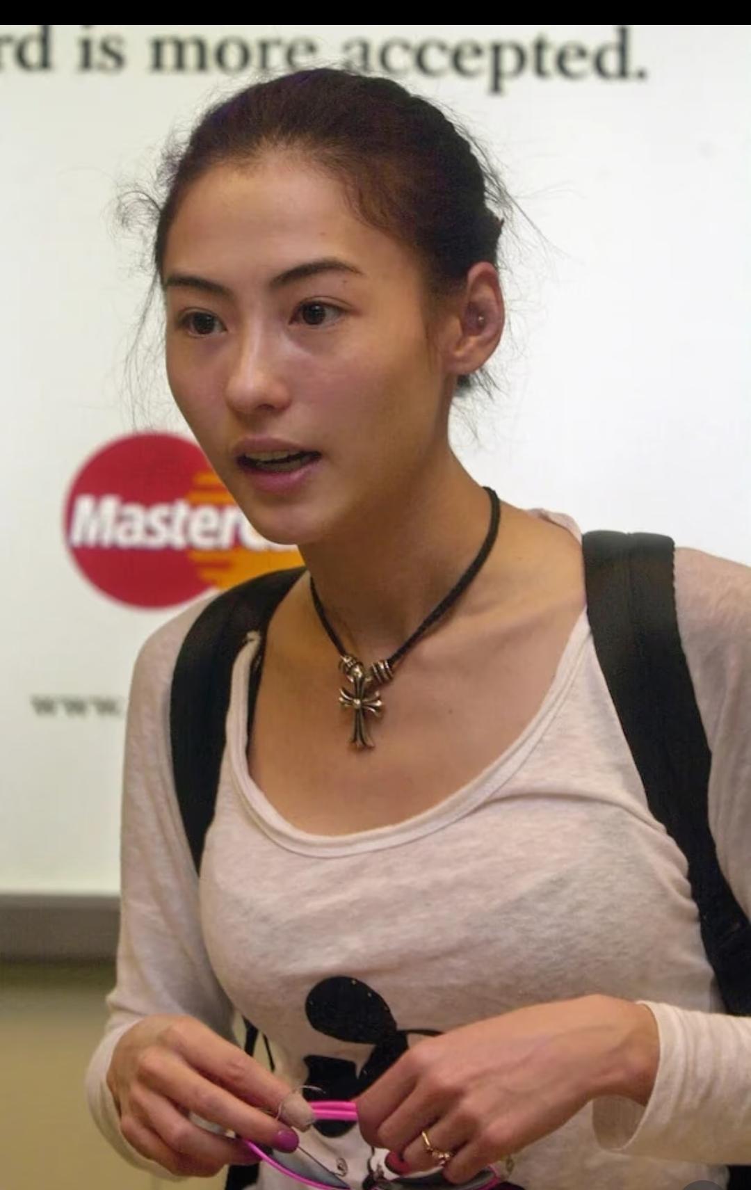 大美女就是这样素颜不管什么发型不需要氛围感就是硬美