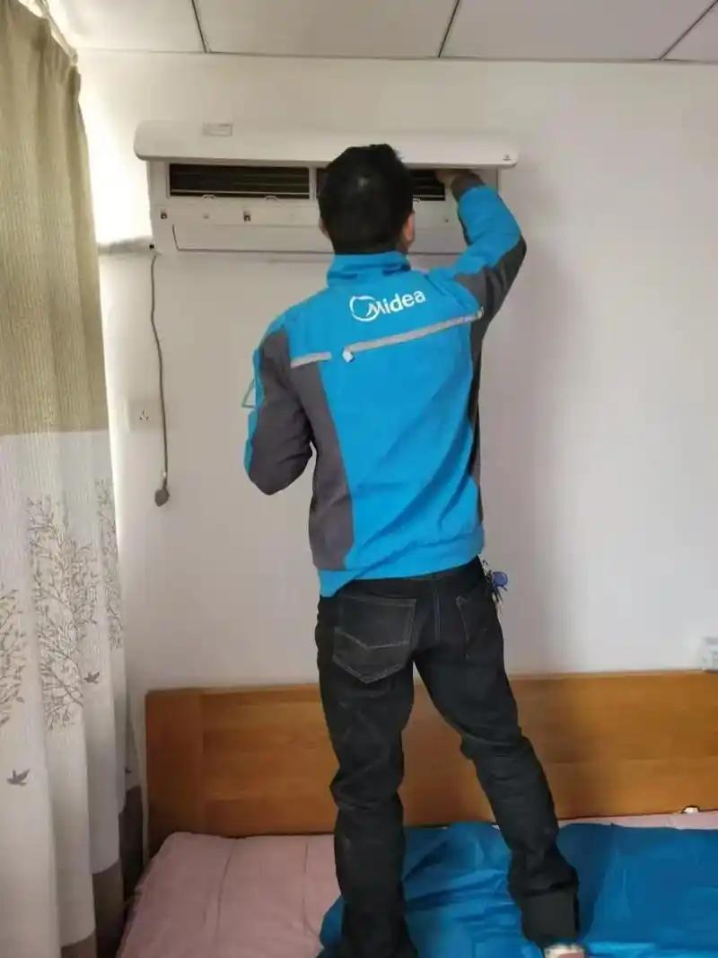 河北有位女子家中空调开启，设定至26℃时，竟有酸臭味飘散而出。然而，当温度调至2