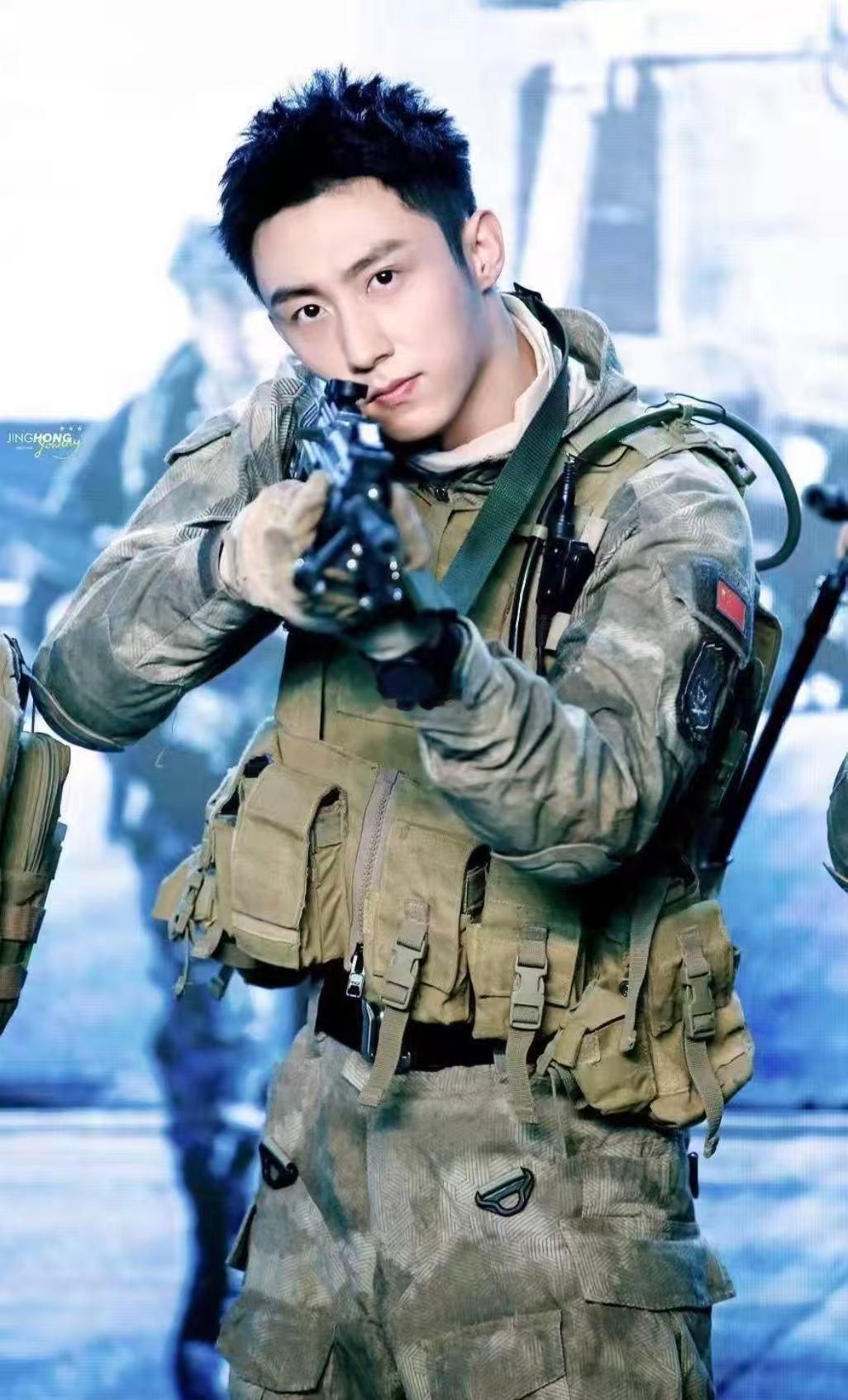 再拍下去黄景瑜去景点该免票了罚罪2黄景瑜穿上军装之后，整个人的气场都变了，既严