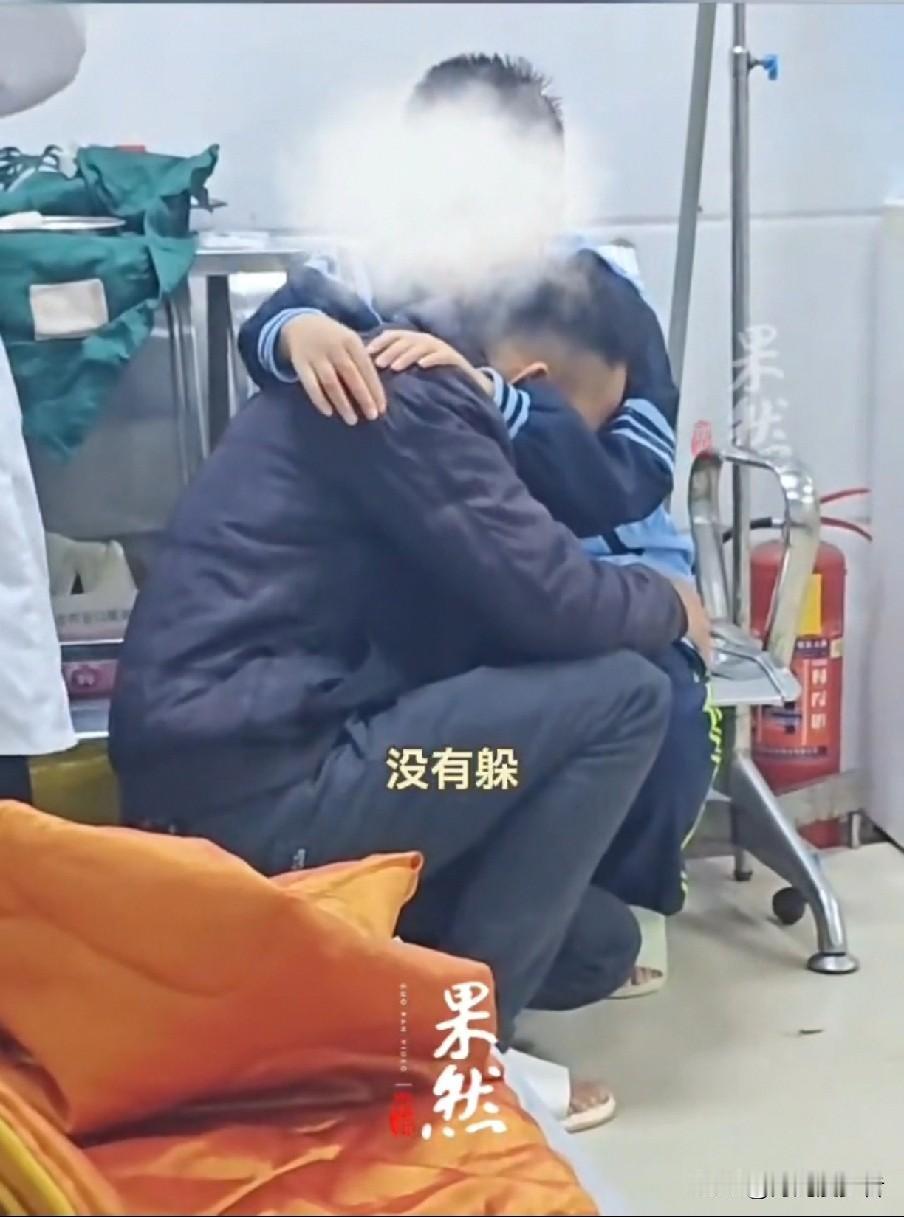 这位爸爸火了!真是家长看了落泪,父母看了心碎!10月26日广西,孩子考试只考了1