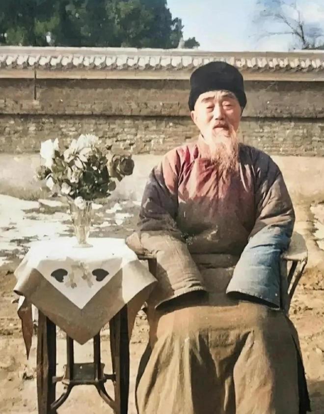 1950年，林彪的父亲林明卿，坐在北京的寓所门口，留下了这一张照片，当时的他已经