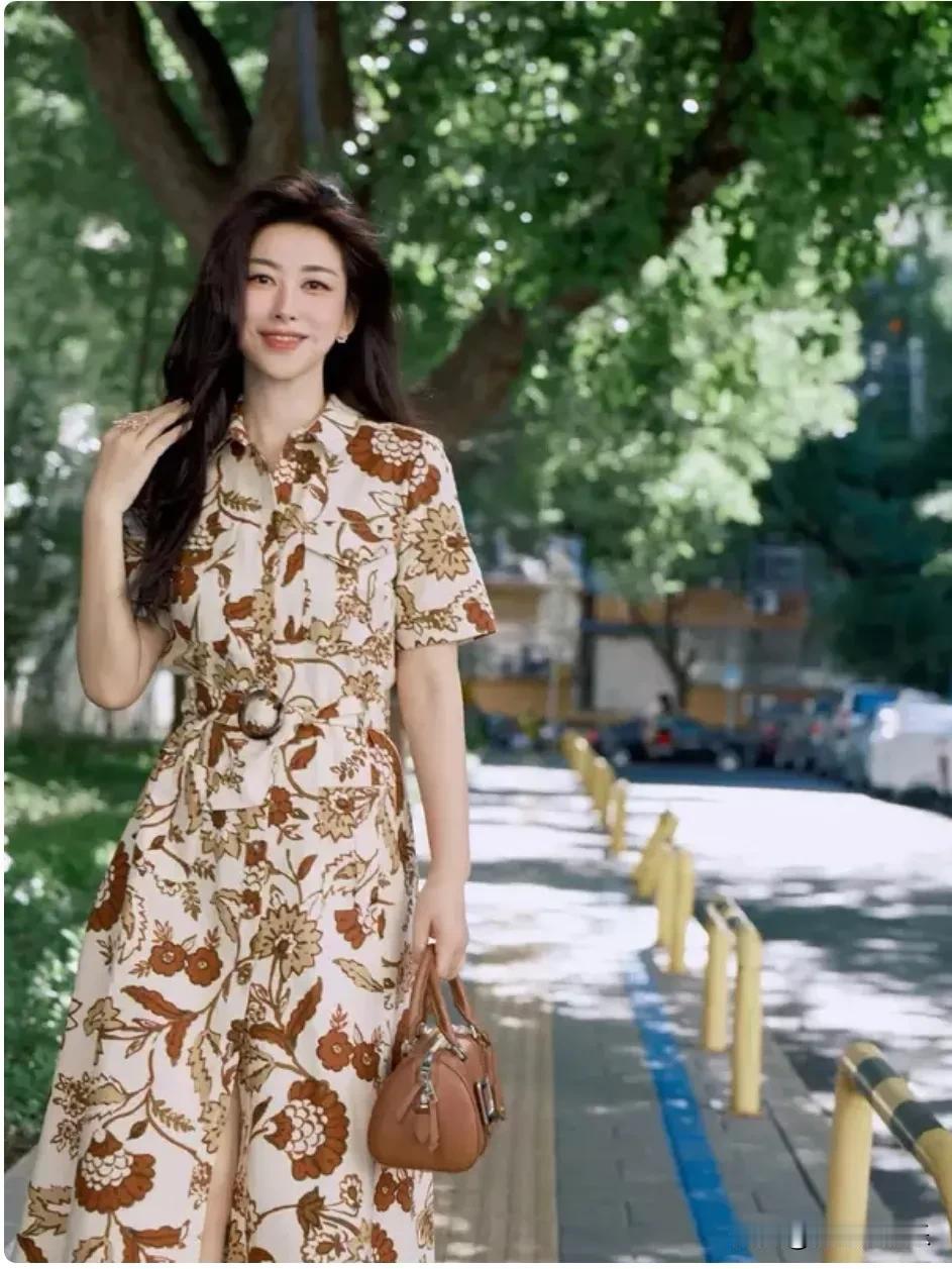 近日，朱珠在社交平台分享了一组户外散步的美照，瞬间吸引众人目光。照片里，她身着一