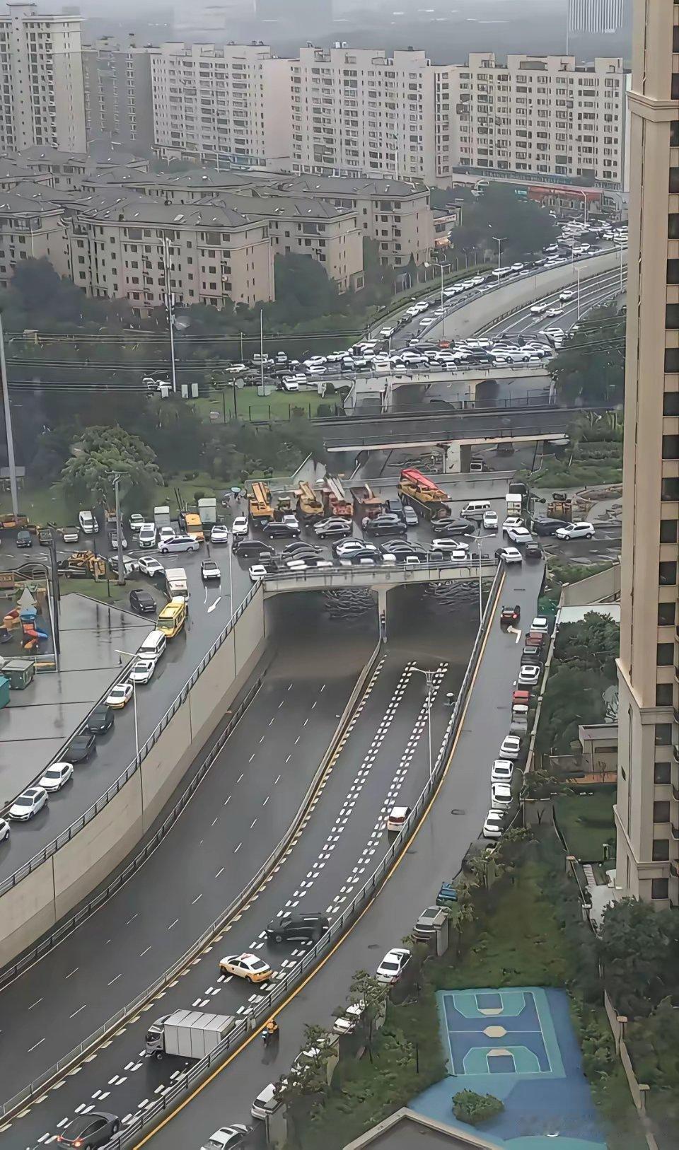 这怎么设计的，下雨的时候充当排水？