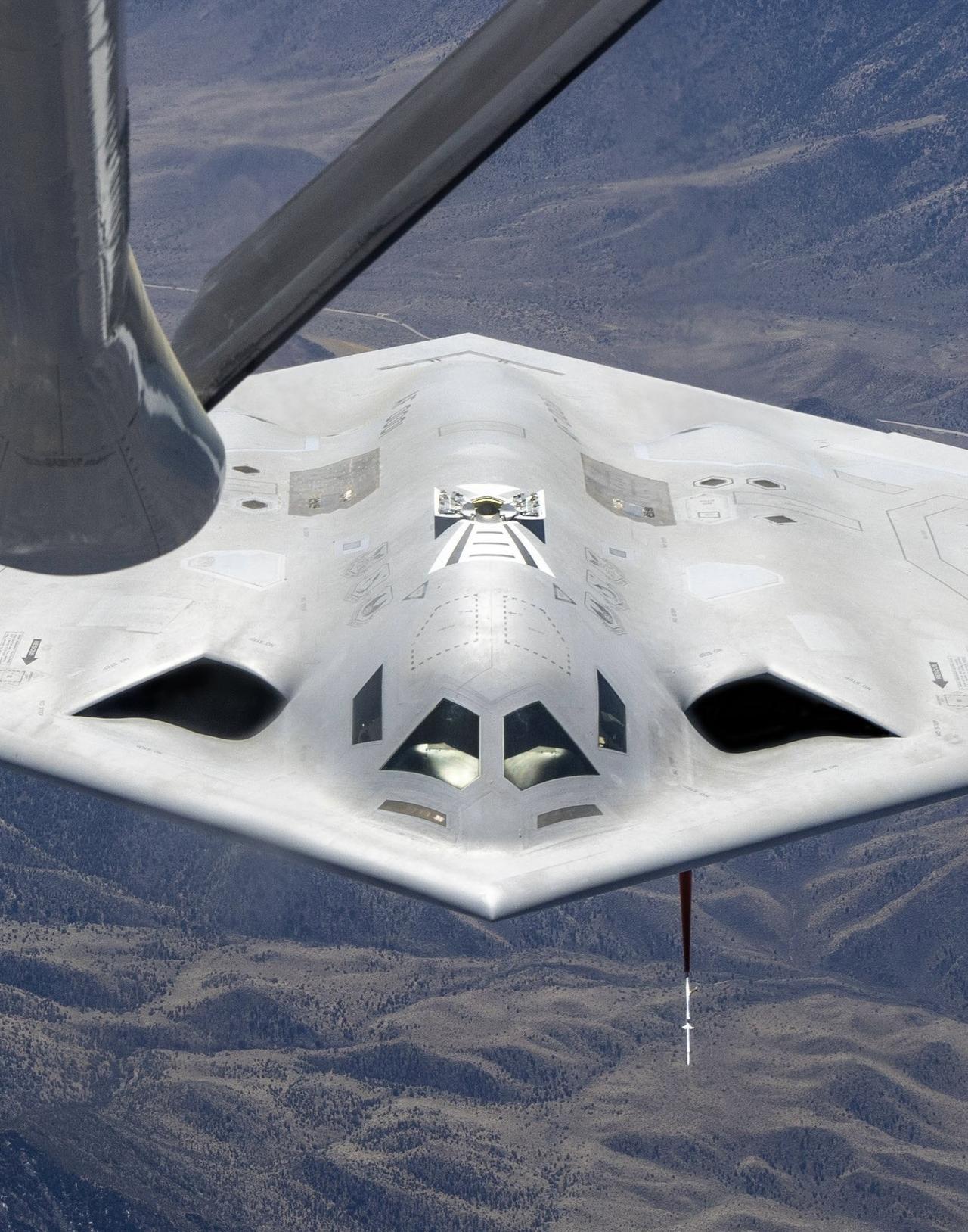 美国空军发布B-21最新照片，一架B-21突袭者在加利福尼亚州爱德华兹空军基地进