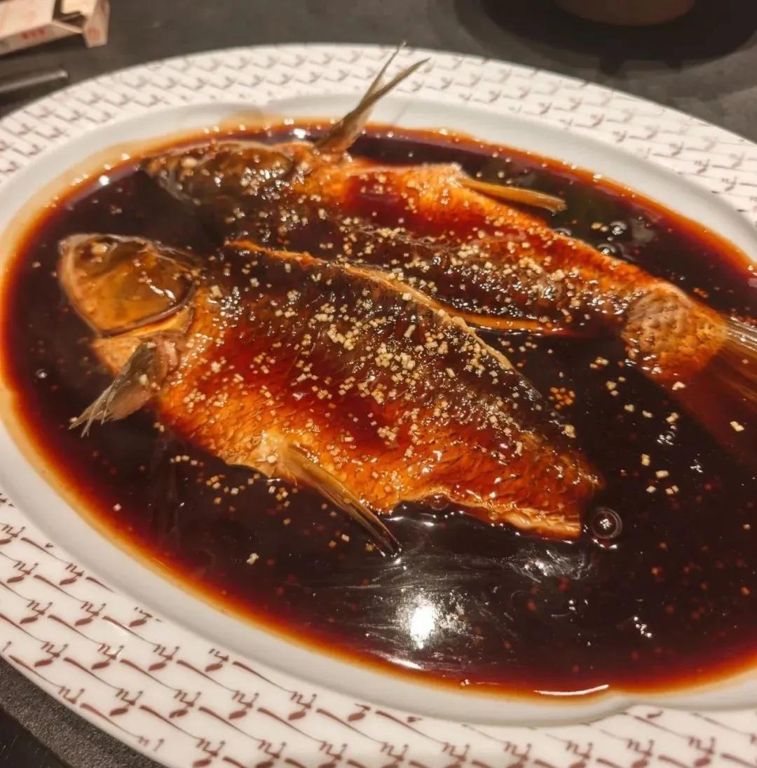 准备去杭州玩。这西湖醋鱼真的这么难吃吗？有人调侃说，去某大酒楼吃西湖醋鱼，