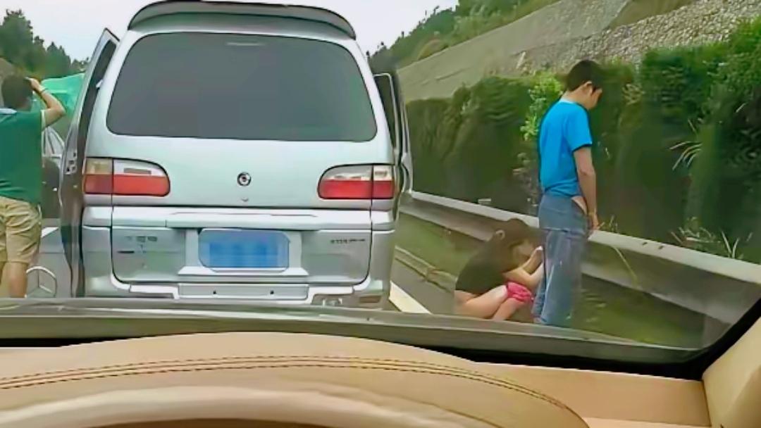  只要自己不觉得难堪，难堪的就永远是看客。子曰“君子坦荡荡，小人长戚戚”。