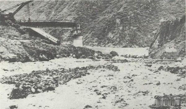 1981年，一列火车在大渡河峡谷冲进了一座不存在的大桥，275人瞬间失踪，司机最