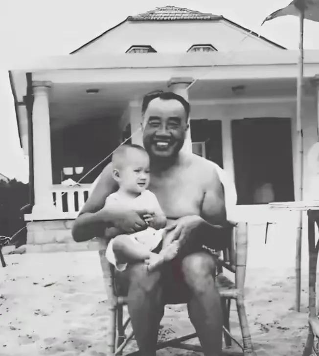 这是一张非常珍贵的历史老照片。上世纪五十年代，共和国元帅抱着他可爱的小孙子，悠闲