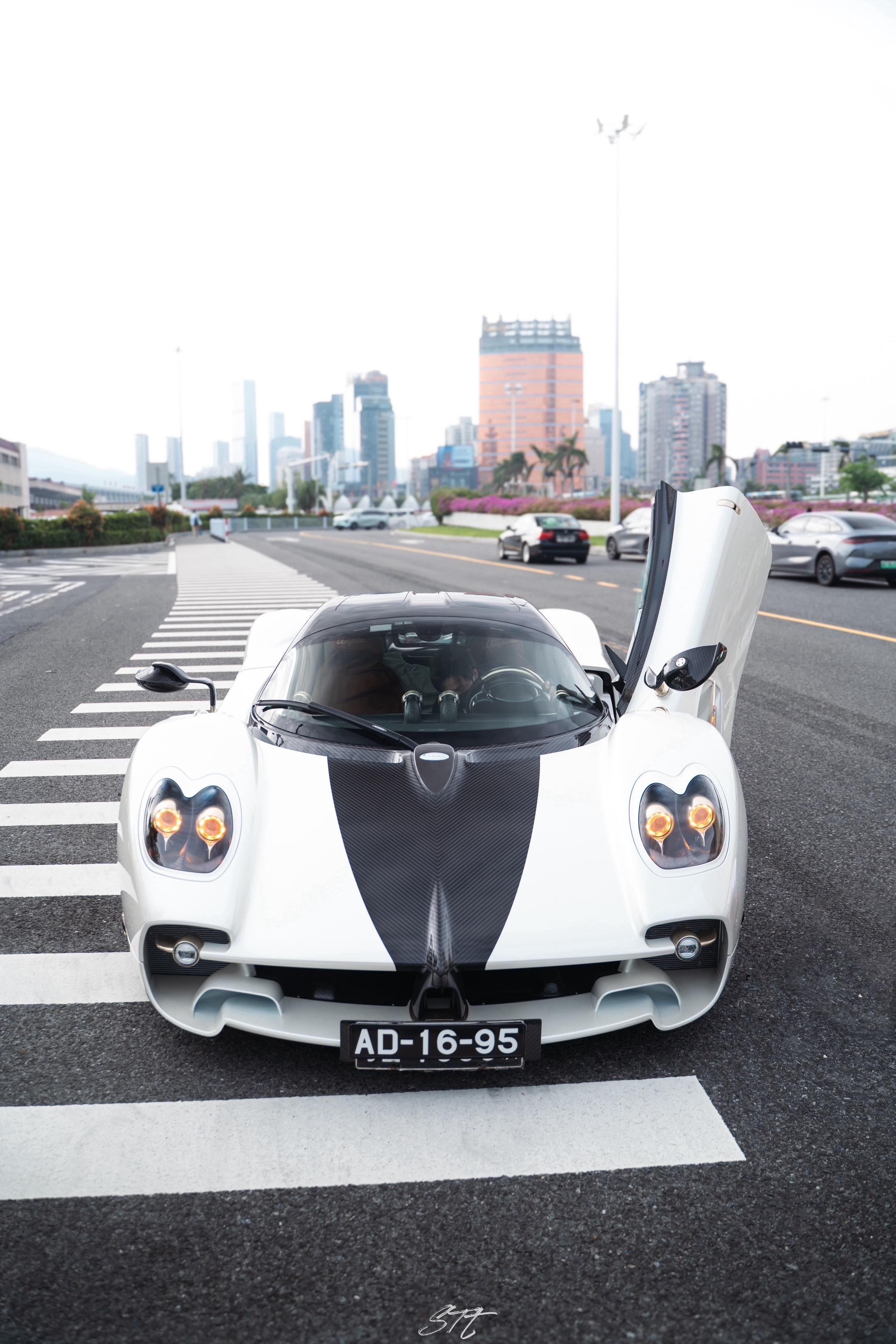 有幸拍到大陆首台上牌的帕加尼Utopia！复古造型的帕加尼有另一种美感