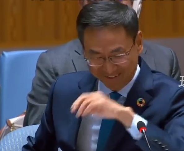 耿爽笑了之后，全国人民都笑了！11月6日，在联合国安理会气候与安全问题公开