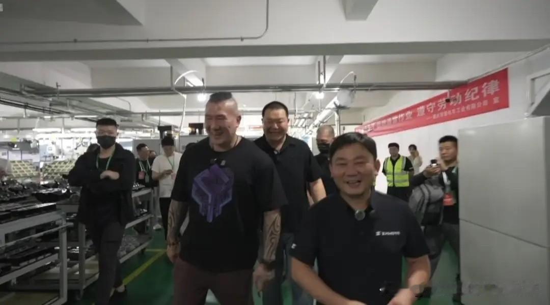 直播间人气爆表啦！当馆长遇上了世界摩托馆主张雪。同样是接地气的两位草根大拿，馆长