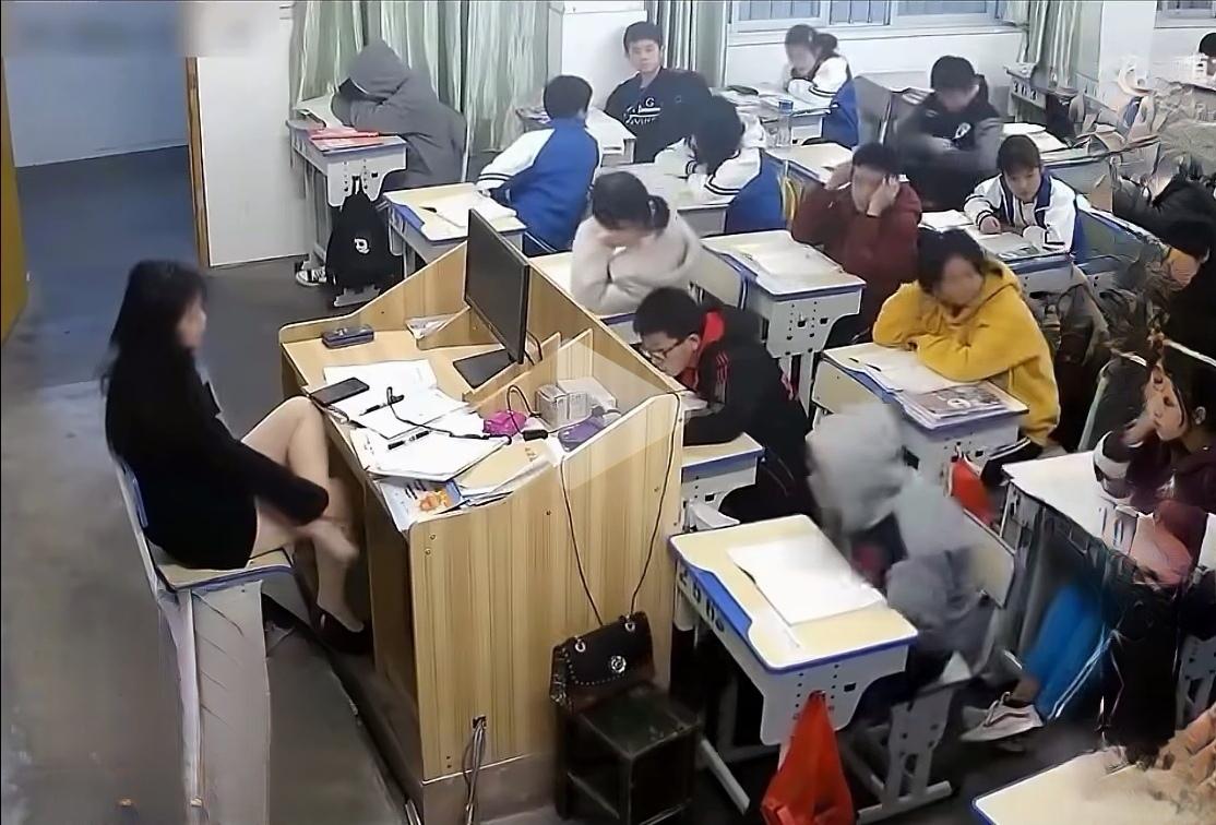 不说这是什么学校，就看这老师，穿着超短裤，抱着腿的坐姿；看看学生交头接耳的，懒洋