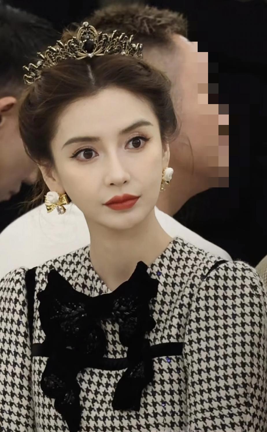 这是英国皇室公主吧？面容精致高贵，像贵妇，也像公主，这就是Angelaba