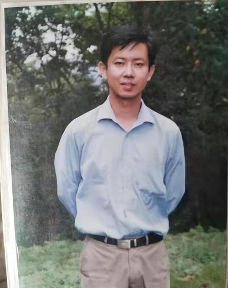 “我宁死也不道歉！”2019年一名乡镇执教19年的优秀教师，在亲吻过自己的一双儿