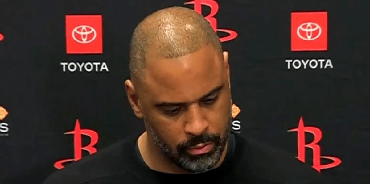 赛后发布会的麦克风还热着。乌度卡的话比冰碴子还扎人。新秀们的头埋得快碰到膝盖