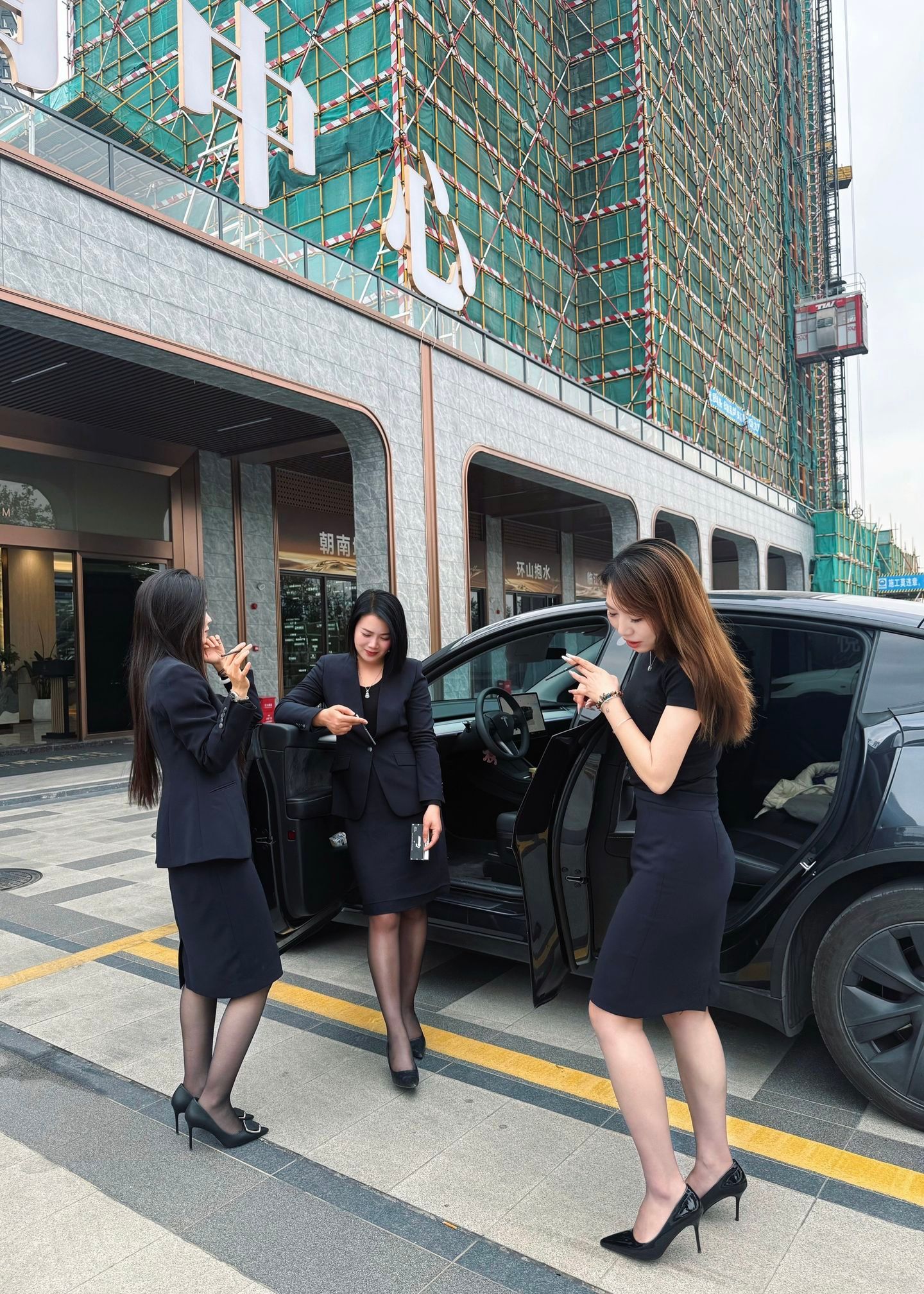 开特斯拉带客户去看房