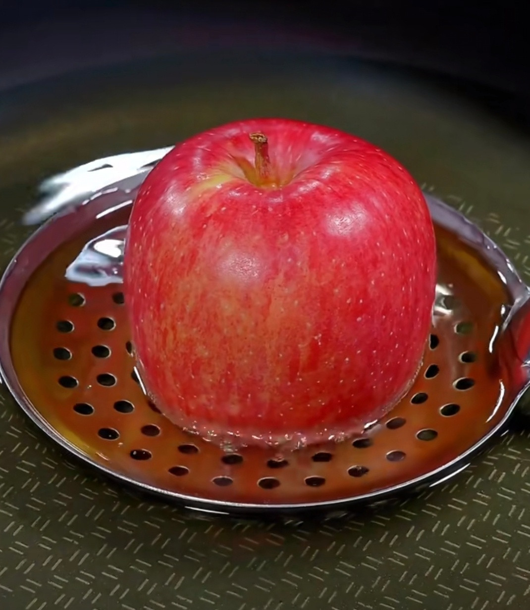第一批用水果做菜的人吃商极高苹果炖排骨使肉嫩滑带酸甜，苹果泥腌鸡翅或炖鸡腿都极其