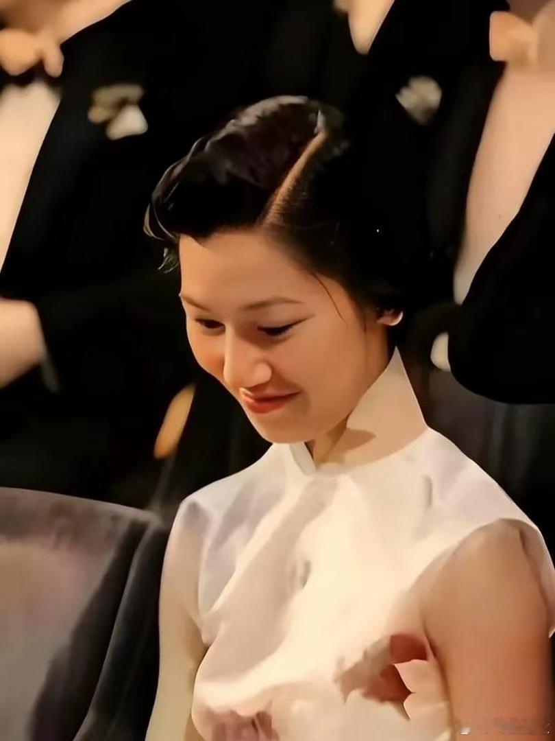 1957年，李政道夫人在诺奖颁奖现场，低头微笑。镜头定格在那一瞬，晕染旗袍勾勒出