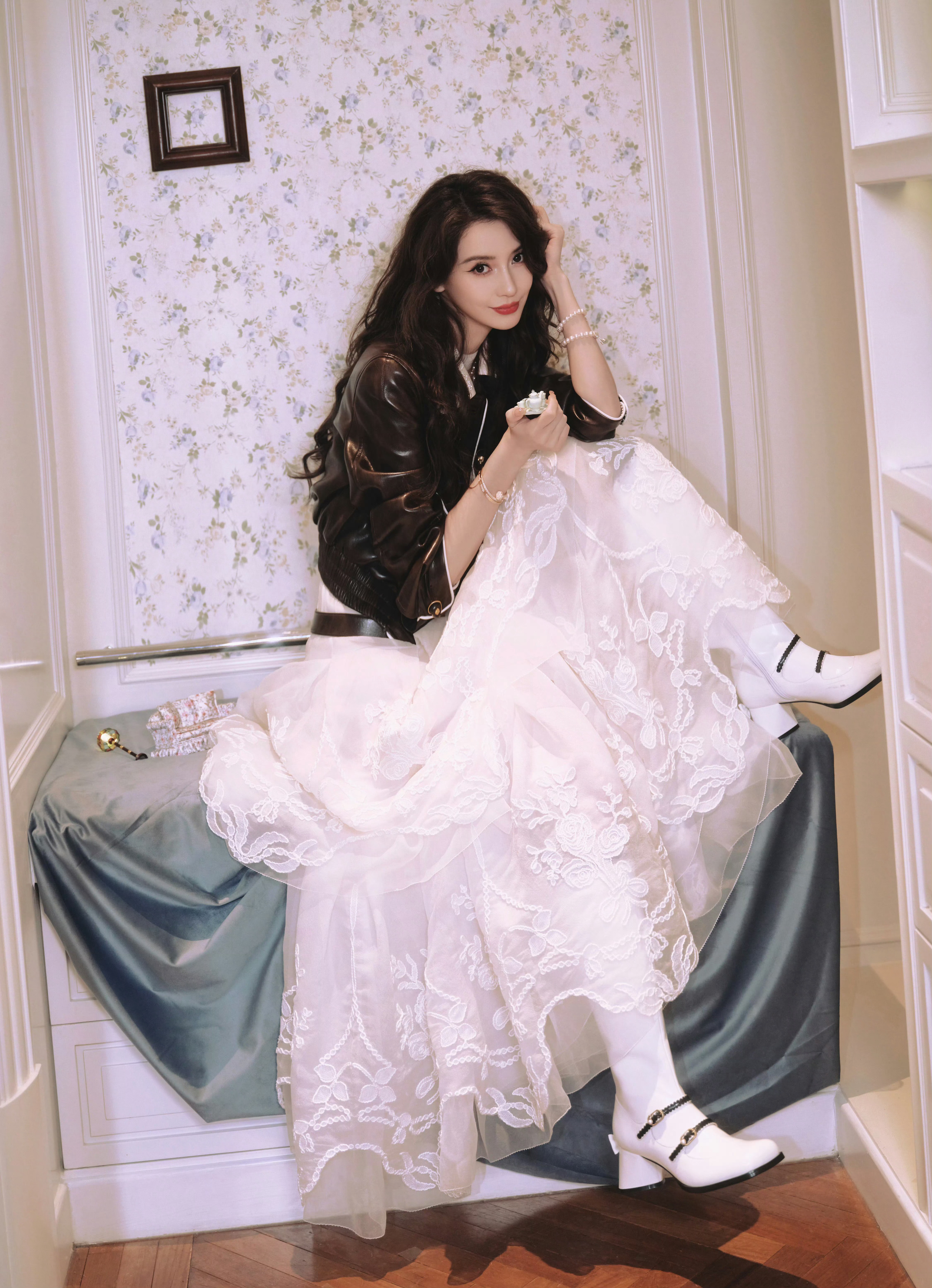 angelababy回来依然是公主也是女王👑这两套公主风的造型