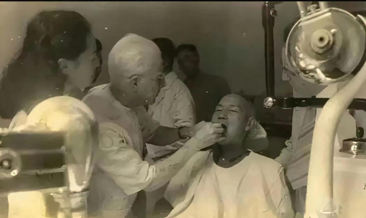 1949年，成都。离开大陆前，蒋某人去了一趟成都，并留下了一张极其罕见的照片。