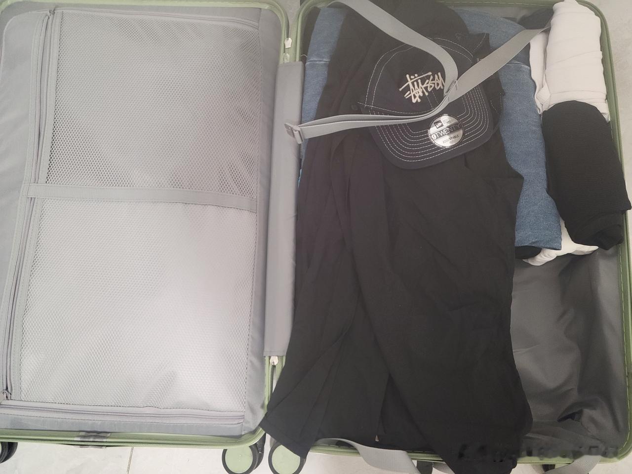 儿子和外甥女以及几个同学，组团出门旅行了。看到儿子自己整理的行李箱，真是令人吃惊