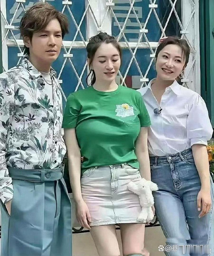 李小冉早年无修图生图，颜值身材都十分出众，也难怪会被富豪追求十年。​​​