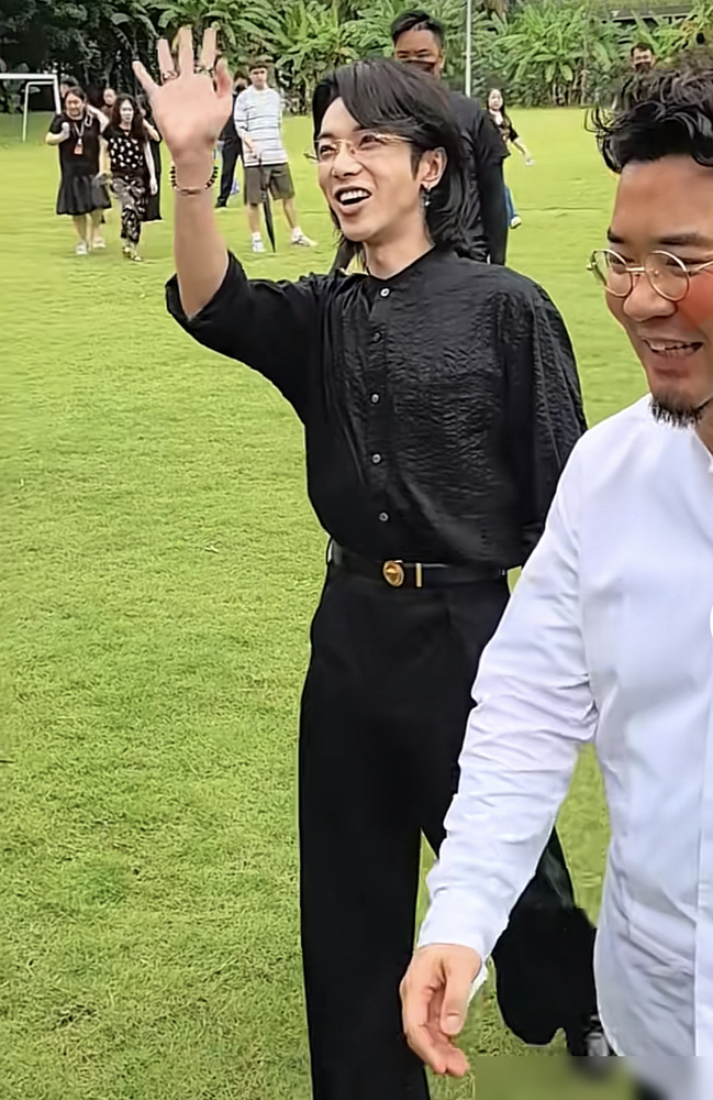 华晨宇瘦成纸片了，镜头扫过去颧骨支棱着，网友直接整不会了。有人翻出《唱游天下》老片段，张碧晨蹲那儿给