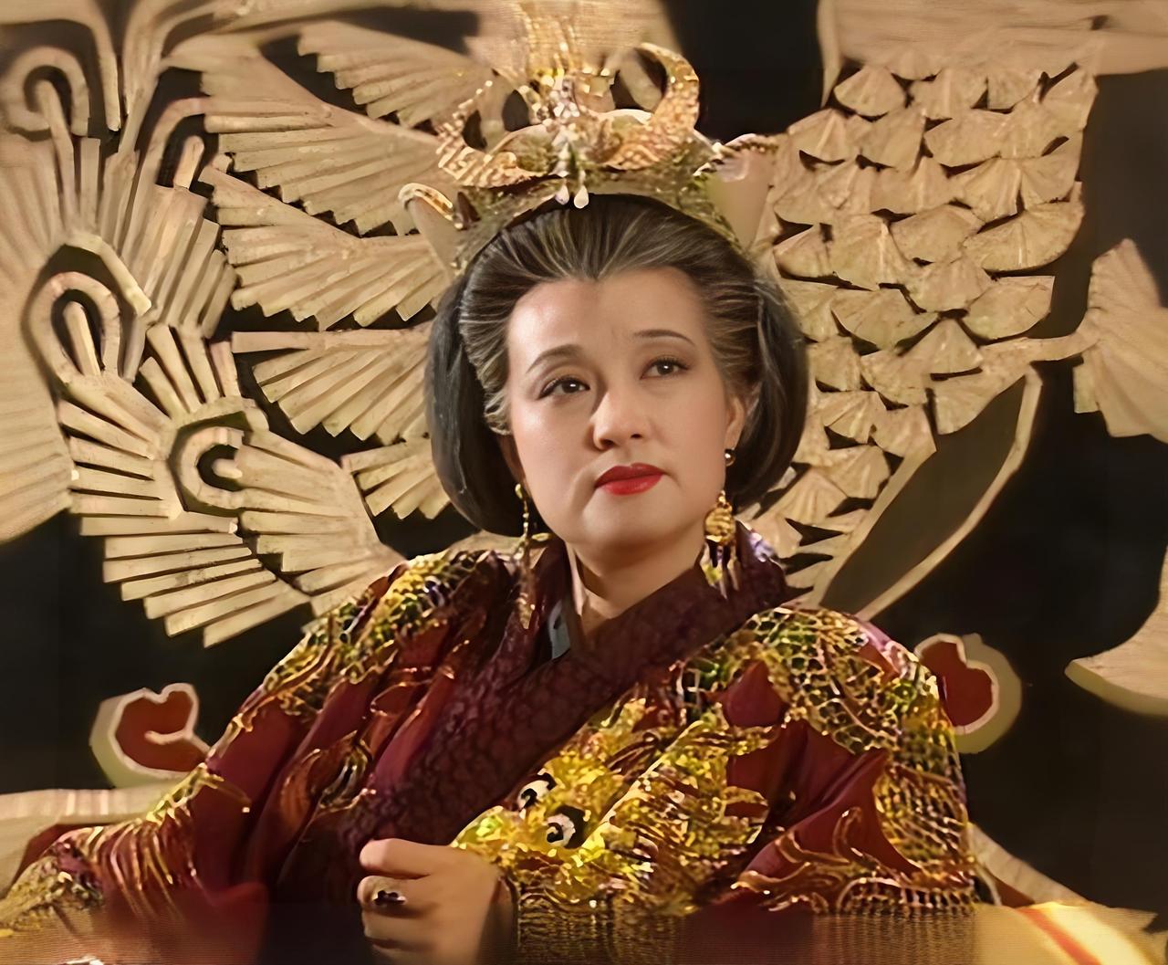 公元705年，武则天两腮微红正做着美梦，宰相张柬一脚把门踹开，冲着她的枕边手起刀