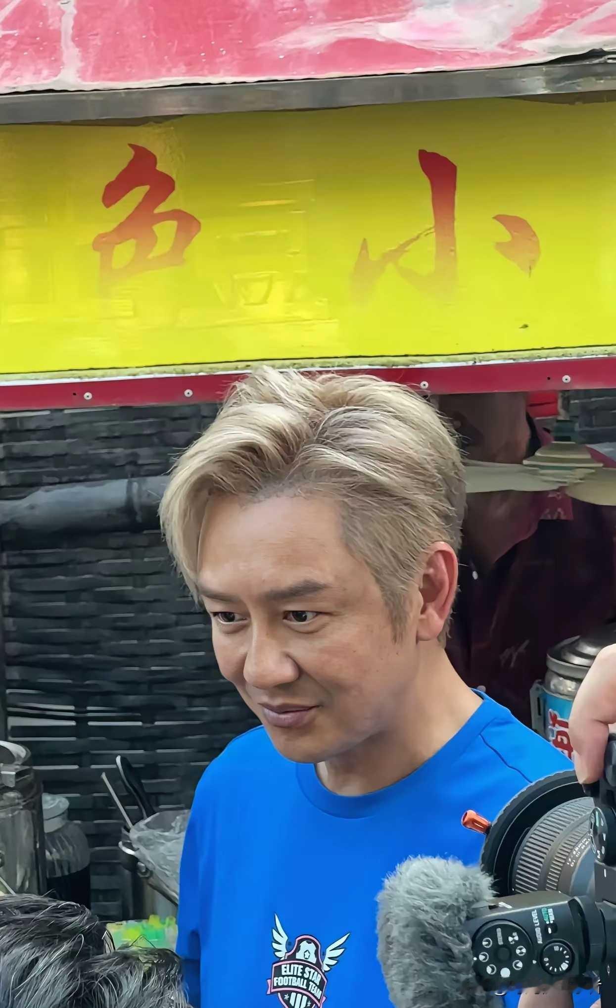 陈浩民怎么这么老了，路人街拍和平常直播，和宣传照相差太多，但是陈浩民已经55岁了