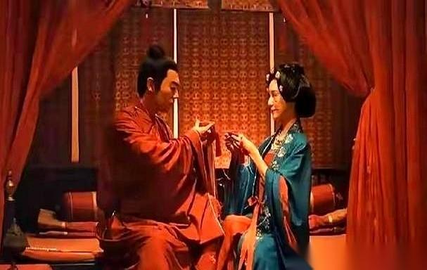 石敬瑭的棺材还停在大殿中央，他侄子石重贵，一身孝服，转身就溜进了婶婶冯夫人的房间