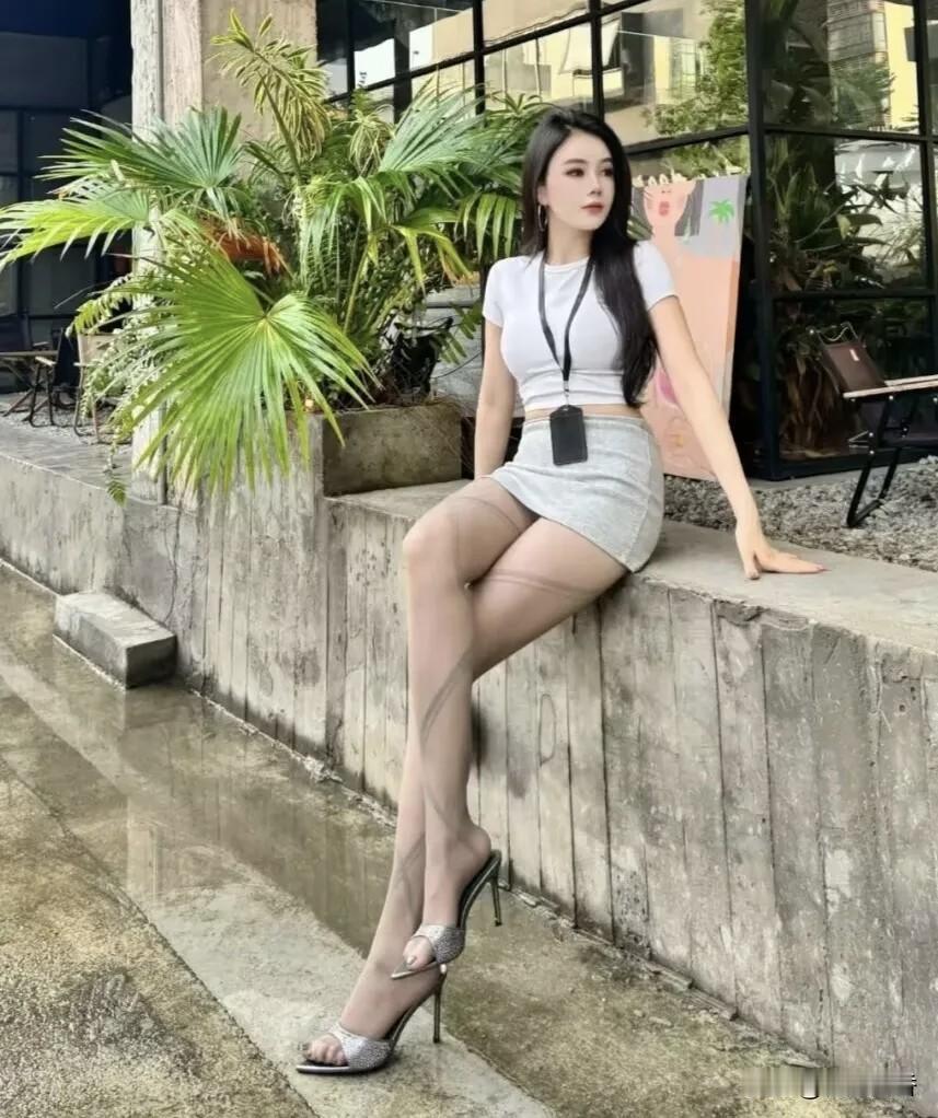 绿植映人影，清风拂面来。