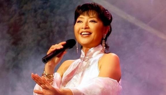 先说说这两位主角。殷秀梅1956年出生在黑龙江鹤岗，小时候家里条件一般，但她嗓子