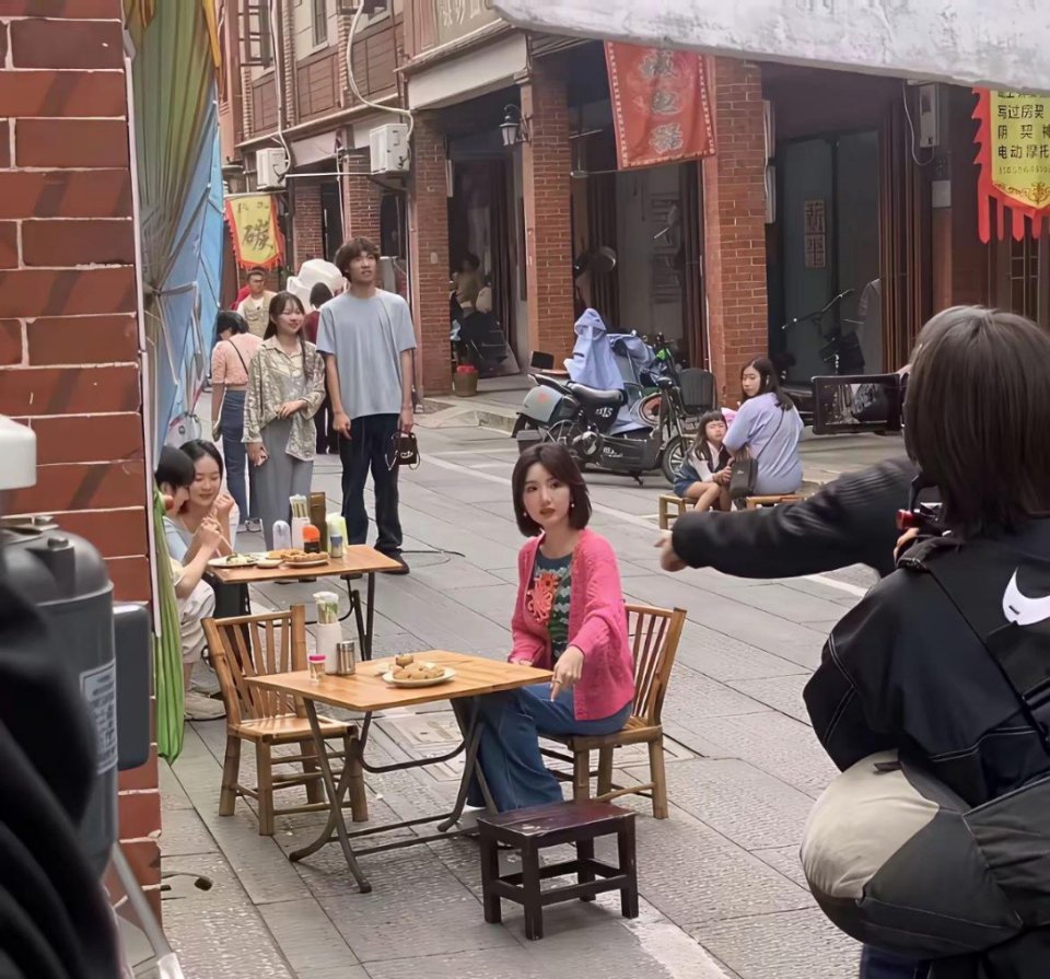 别再被毛晓彤骗了，真实的毛晓彤长这样！果然明星还是得看生图啊！