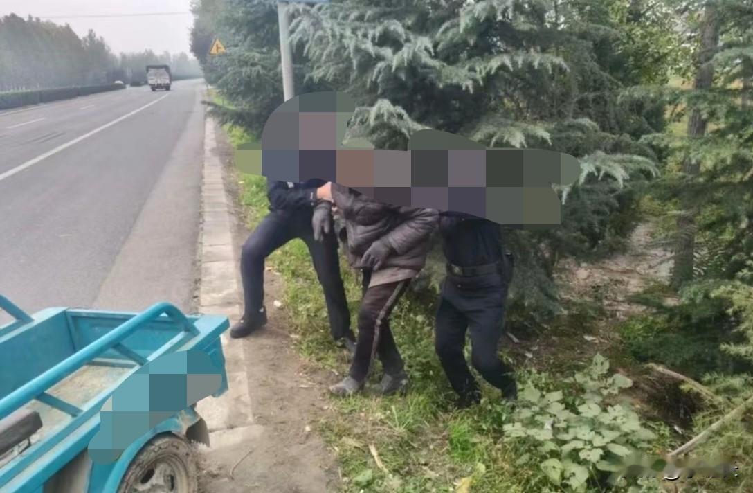 山西运城82岁大爷开电三轮遛弯，居然直接“扎”进路边沟里，车轮还在转，人却