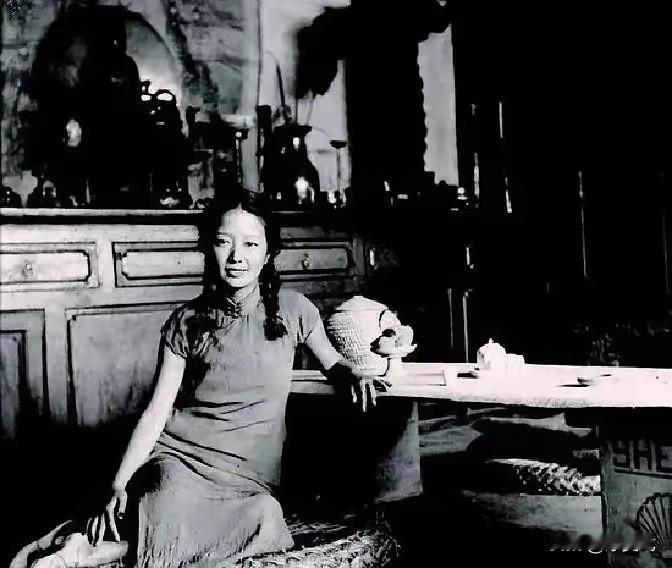 1934年，新婚第二天，重感冒的苏青便撞见丈夫和表嫂在一起调情。她忍了下来，连