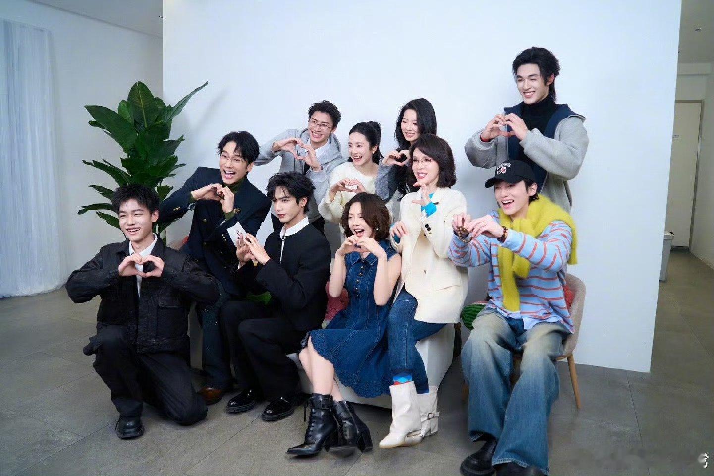 宋威龙赵今麦我们又该怎么戒断宋威龙庆功宴上哭了，赵今麦湿润的眼眶，...实在太多