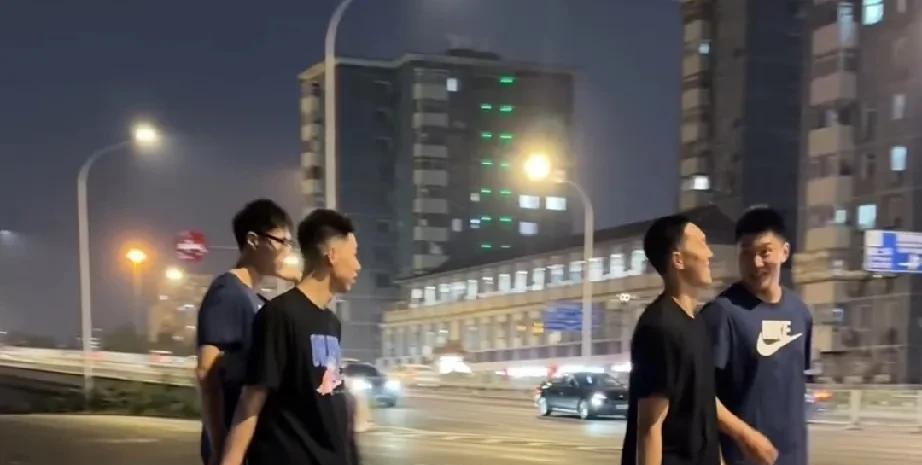地道！雷蒙带胡明轩朱俊龙等人夜游北京！本次中国男篮目前已经集结完毕，除了远在外