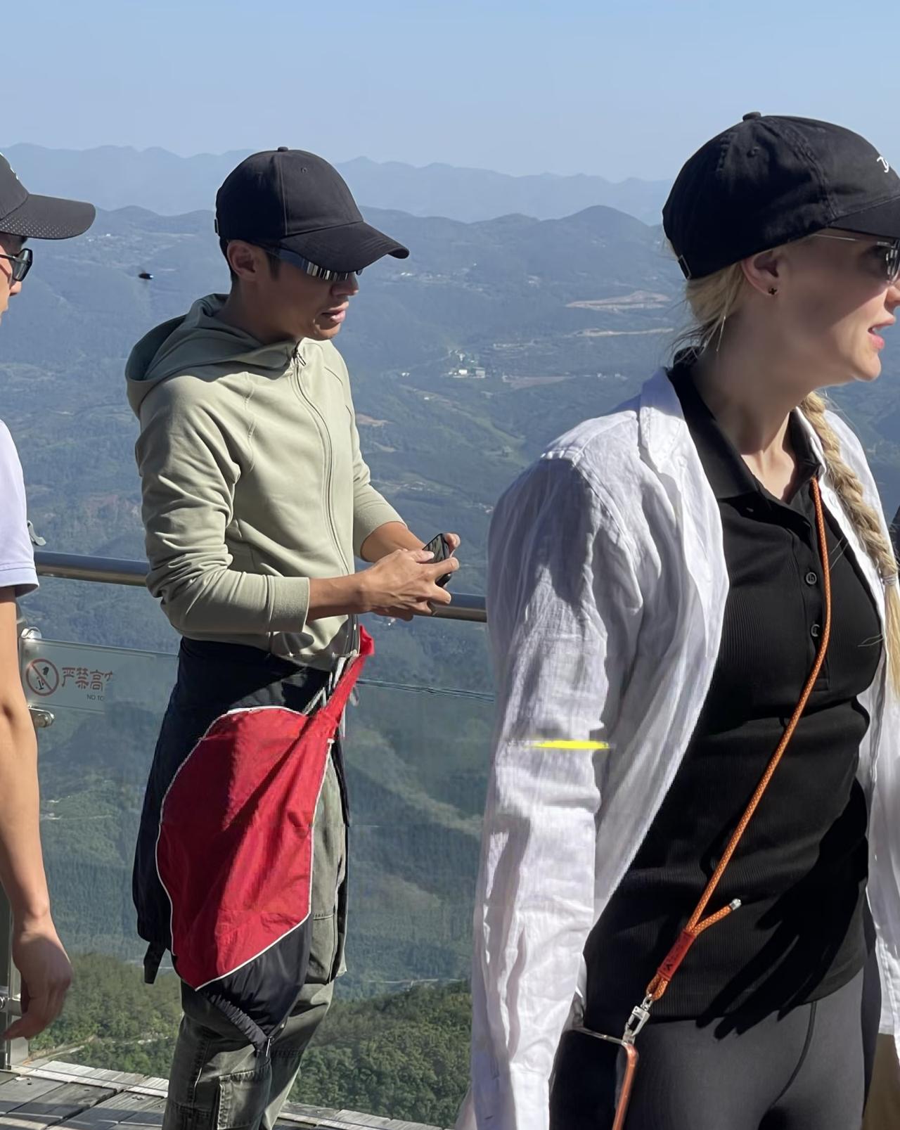 50岁撒贝宁和家人一起到重庆三峡游玩，他穿着一身户外旅行服，穿衣打扮很有型，身材