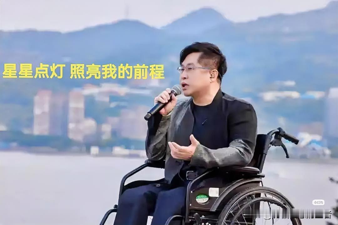 一个以前拄拐唱歌的歌手现在上飞机都要连滚带爬是谁让64岁的郑智化如此狼狈