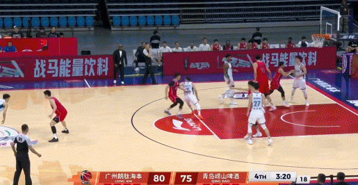 青岛崂山啤酒大将王奕博真是球队的关键先生！在今天青岛崂山啤酒客场挑战广州朗肽海本